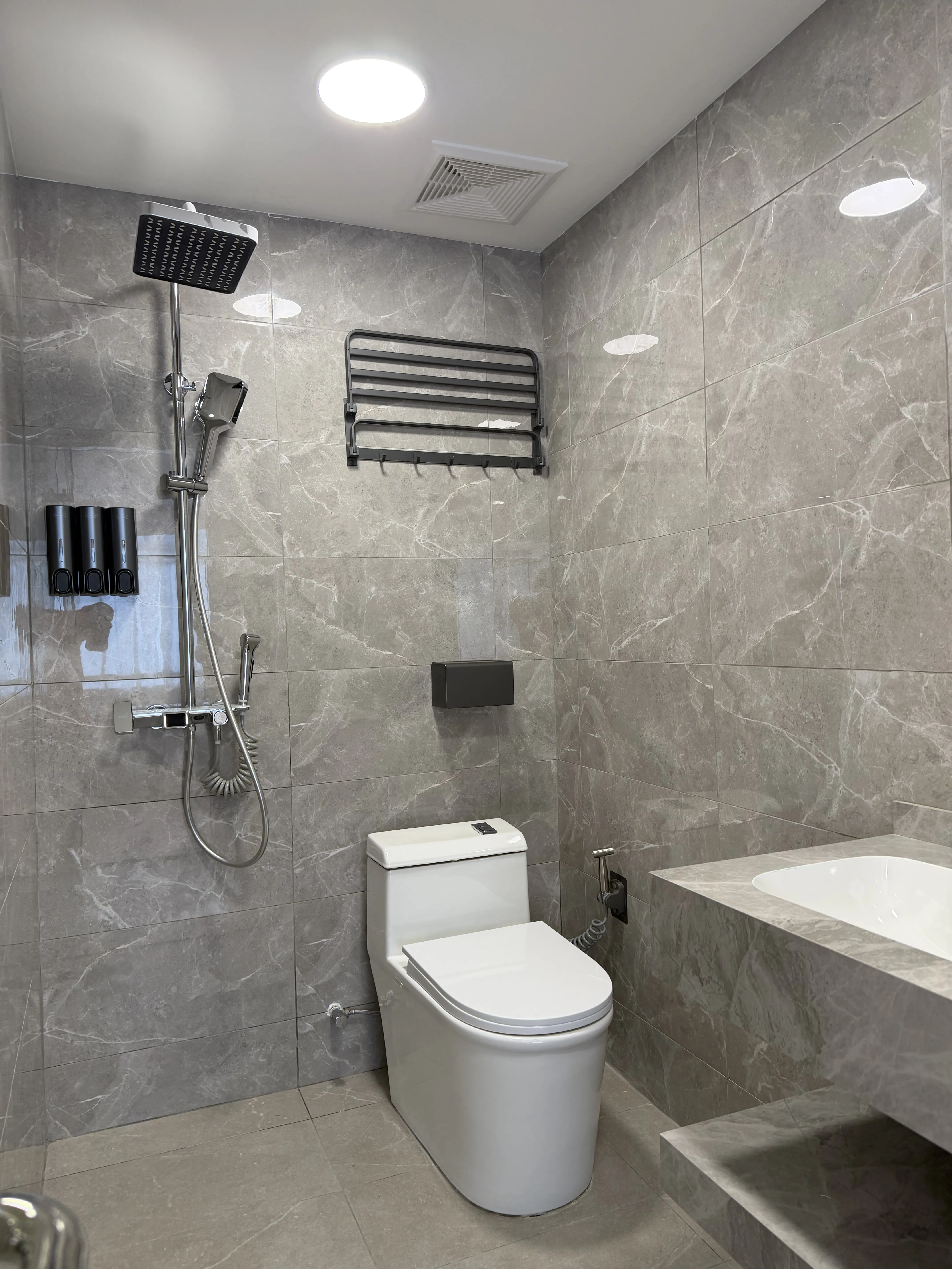 Queen Inn Hotel image 1